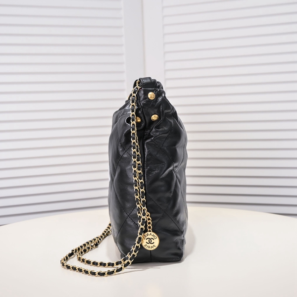 シャネルバッグ背面デザイン